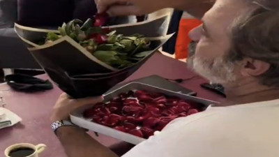 Bir baba kızının sevgilisinin aldığı güllerden reçel yaptı