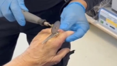 Parmağına yüzük sıkışan vatandaşa acil serviste itfaiye müdahalesi