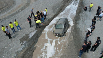 Off-road yarışmasında araçlar çamura gömüldü. Kepçeler zor kurtardı