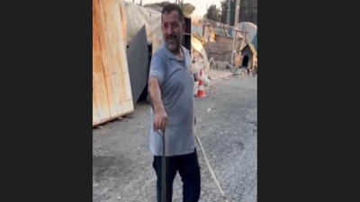 Kedi eve girecek yılanla boğuştu