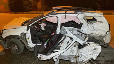 Sulama yapan vidanjöre cip çarptı. Kaza yapan doktorun kolu koptu