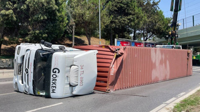 Aynı yerde yine TIR devrildi! Ölüm geçidinde bir aile yok olmuştu