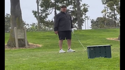 Golf sahasında kornayla şaka yapan adam izleyenleri güldürdü