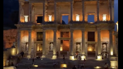 Gece ışıklandırmasıyla büyüleyen Efes Antik Kenti turistlerin gözdesi