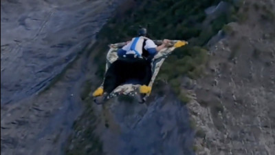 Halı üstünde uçan yamaç paraşütü sporcusu nefes kesti