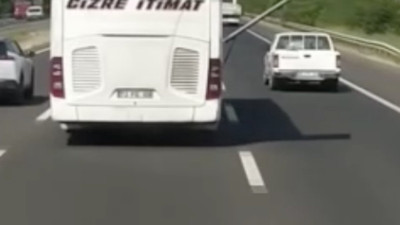 Yolcu otobüsünü bagaj kapağı açık şekilde trafikte ilerledi
