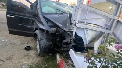 Akaryakıt istasyonuna girmeye çalışırken başka bir araca çarptı