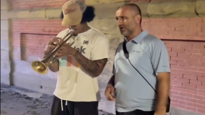 İmamın ABD'de sokak müzisyenine eşlik ettiği anlar beğeni topladı