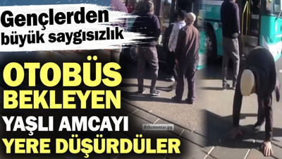 Otobüs bekleyen yaşlı amcayı yere düşürdüler! Gençlerden büyük saygısızlık