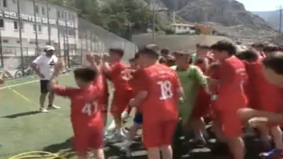 Amasya Özel İdarespor antrenöründen çocuklara sulu çözüm