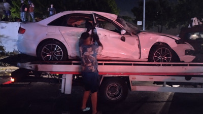 Kontrolden çıkan otomobil bariyeri aşıp yola devrildi