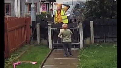 Küçük kahraman çocuk kurye yardımıyla baygın annesini kurtardı