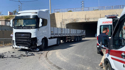 Tırla otomobil çarpıştı: 6 yaralıv