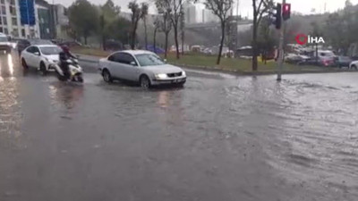 İstanbul'a beklenen yağmur geldi. Sultangazi göle döndü