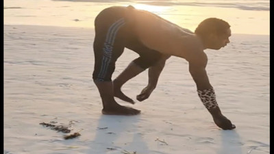 Goril gibi yürüyen adam görenleri şaşırttı