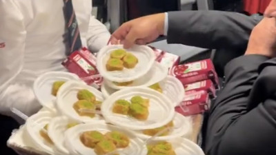 Otobüste fıstıklı baklava ve meyve suyu ikramı şaşırttı