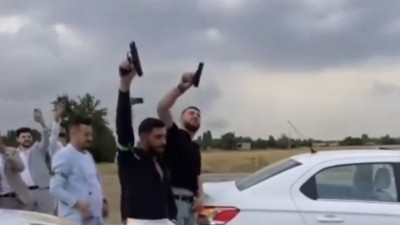Gelin alma törenin insanları aldırmadan havaya ateş açan maganda