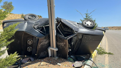 Otomobil aydınlatma direğine çarptı: 5 yaralı (28 Temmuz 2024)