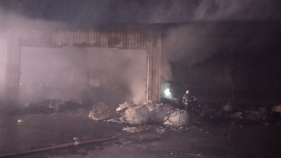 Atık kağıt geri dönüşüm tesisindeki yangın söndürüldü