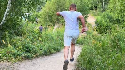 Piknikçiler masaya bırakıp arkalarına bakmadan kaçtı. Göz göze geldiler