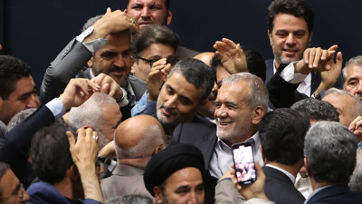 İran'ın yeni Cumhurbaşkanı yemin ederek görevine başladı