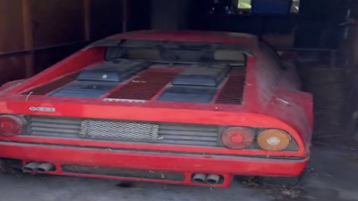 Satın aldıkları depoda buldukları terk edilmiş araca paha biçilemiyor