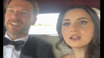 Ünlü şarkıcı Karsu Dönmez ve eşi Mike Schrama’nın düğün aracı yolda kaldı