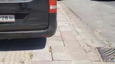 Bir vatandaş yabancı plakalı aracın kaldırıma park edilmesine tepki gösterid