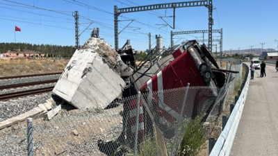 Sivas'ta lokomotif devrildi: 2 yaralı
