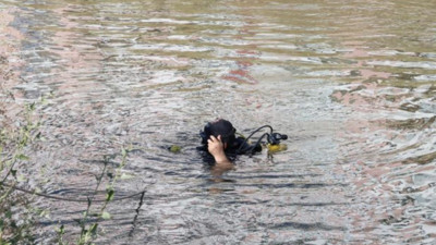 Kanala düşen yabancı uyruklu çocuğu kurtaran kişi akıntıya kapılarak kayboldu