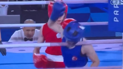 Bu adamı kadınla dövüştürmek cinayete tam teşebbüs. Türk kadının ensesine vuruyor bir de