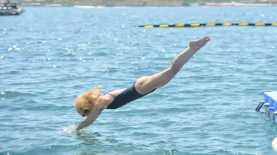 Emine Ün rengarenk bikinisiyle denize balıklama daldı