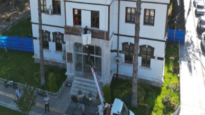 'T.C.' ibaresi Belediye tabelasında