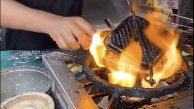 Hindistan’da malzemeleri avuçlanan ve ateşte dövülen tost gündem oldu