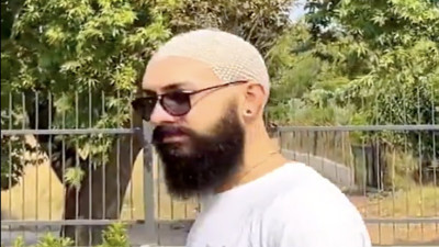 Saçları olmayan erkek arkadaşını kafasını boncuklarla süsledi