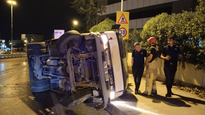 Pendik'te sebze yüklü kamyon devrildi: 2 yaralı