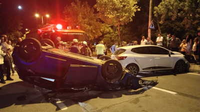 Kontrolden çıkan araç ortalığı birbirine kattı: 3 yaralı