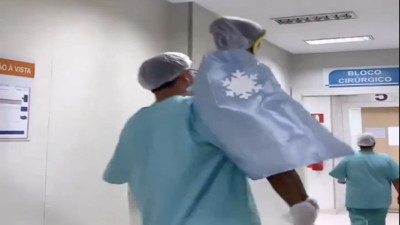 Çocuklar korkmasın diye süper kahraman peleriniyle ameliyathaneye götüren doktor