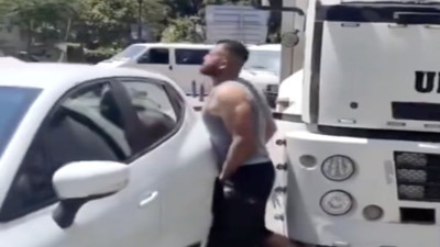 TIR şoförü yolunu kapatan otomobili tek başına kaldırdı