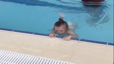 2,5 yaşındaki kızın su altında nefes tutmayı öğrendiği anlar