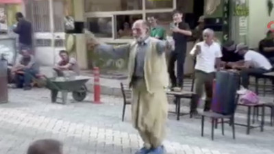 Elazığ sokaklarında kendini müziğin ritmine kaptırıp dans etti