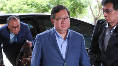 Eski başbakan yardımcısı yargılanıyor