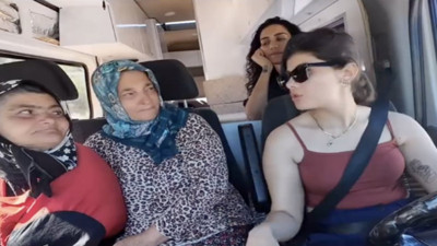 Karavanı otobüs sanan teyzelerle gezginin gülümseten sohbeti