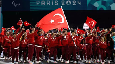 Paris'te Türk bayrağını Sevilay ve Mahmut taşıdı