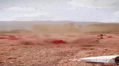 İki çocuk tarlada hortumun arasında kaldı