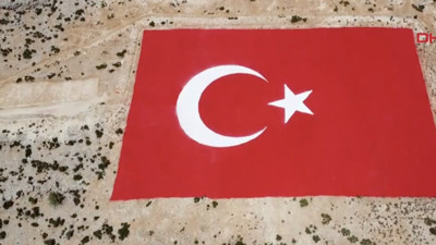 Toros Dağları’nda 30 bin litre boya ile dev Türk bayrağı