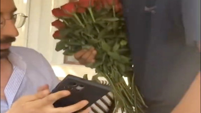 Çiçekçi çocuk nakit yok diyene IBAN verince şaşırttı