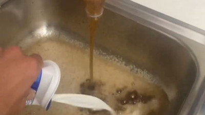 İsrail şimdi yandı! Parasını verdiği kolayı İsrail'i protesto için ayranla birlikte lavaboya döktü