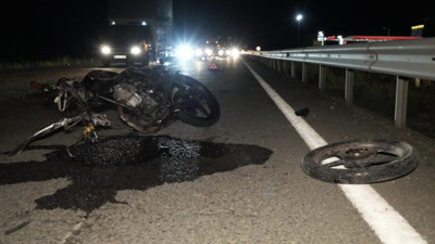 Korkutan motosiklet kazası. Yaralı sürücü ayakkabısını bırakıp kaçtı
