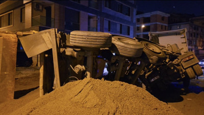 Yüklü hafriyat kamyonu devrildi trafik aksadı